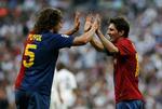 Tillykke, siger Lionel Messi (til højre) måske til anfører Carles Puyol. 