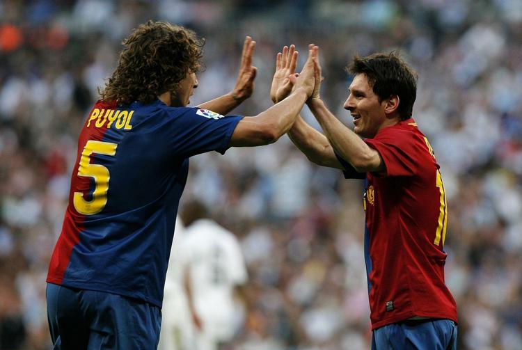 Tillykke, siger Lionel Messi (til højre) måske til anfører Carles Puyol. 