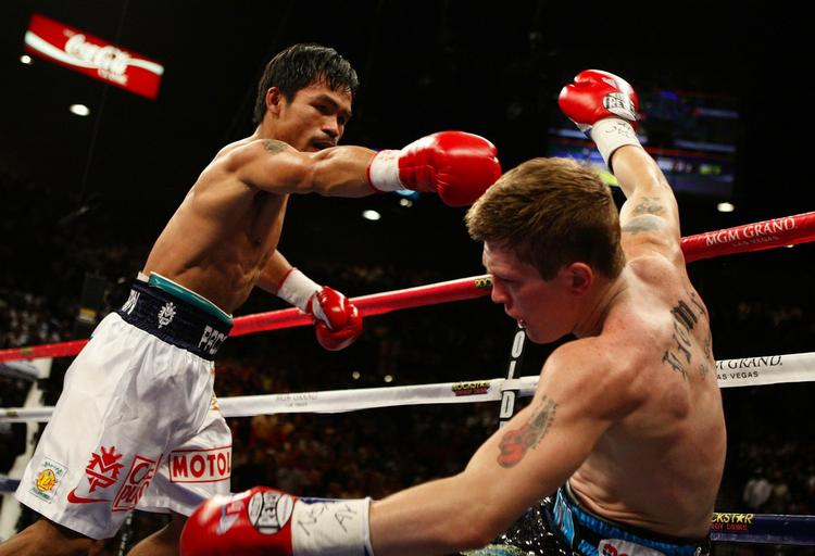 Manny Pacquiao sender første gang Ricky Hatton i gulvet i første omgang under titelkampen i Las Vegas. 