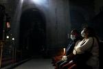 Kirkegængere i Mexico Bys katedral iført ansigtsmasker som værn mod svineinfluenazaen. Arkivfoto. 
