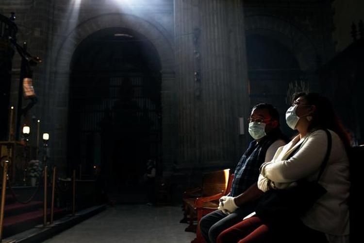 Kirkegængere i Mexico Bys katedral iført ansigtsmasker som værn mod svineinfluenazaen. Arkivfoto. 