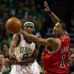 Boston Celtics-guard Rajon Rondo får sendt en pasning af sted forbi Bulls' Derrick Rose, og Celtics kan stadig nå at forsvare sin NBA-titel. Arkivfoto 