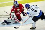 Finlands Petteri Nummilin lykkes ikke med at passere den hviderussiske målmand Andrej Mezin på straffeslaget, og det blev begyndelsen til enden for finnerne. 