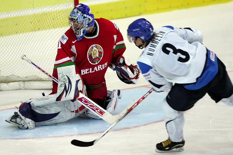 Finlands Petteri Nummilin lykkes ikke med at passere den hviderussiske målmand Andrej Mezin på straffeslaget, og det blev begyndelsen til enden for finnerne. 