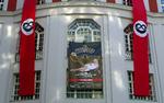 Facaden på Admiralspalast-bygningen i Berlin, hvor Mel Brooks-musicalen 'The Producers' sættes op for første gang i Tyskland. Hagekorset er skiftet ud med en saltkringle. 
