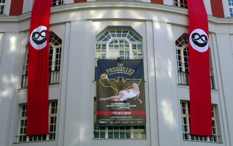 Facaden på Admiralspalast-bygningen i Berlin, hvor Mel Brooks-musicalen 'The Producers' sættes op for første gang i Tyskland. Hagekorset er skiftet ud med en saltkringle. 
