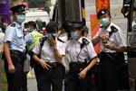 Betjente med maske i Hongkong. 