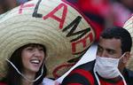 Svineinfluenzaen udgør fortsat en trussel, siger WHO. Men ikke alle tager det lige alvorligt. Disse fodboldfans i Brasilien forsøger - iført sombrero og ansigtsmaske - at  lægge lidt afstand til epidemiens alvor. 