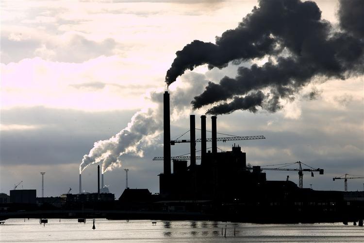 Pakken er svær at vise frem, men du er med til at skære et ton af klodens CO2-forbrug, når du lægger den under juletræet. 