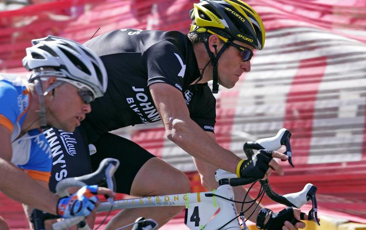 Lance Armstrong (i sort) i aktion i New Mexico. 