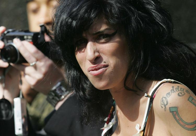 Skandaleramte Amy Winehouse var for nylig i retten for at forsvare sig mod en voldsanklage. Nu har hun dog selv vundet en juridisk kamp: Fotografer skal holde sig på 100 meters afstand af hendes hjem. 