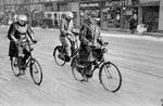 Tre mænd cykler gennem byen i snevejr. Flere af vintrene i besættelsesårene var meget hårde. 