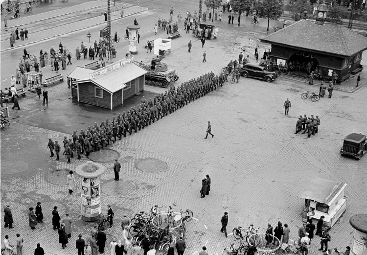 Tyske soldater holder parade på Rådhuspladsen. 