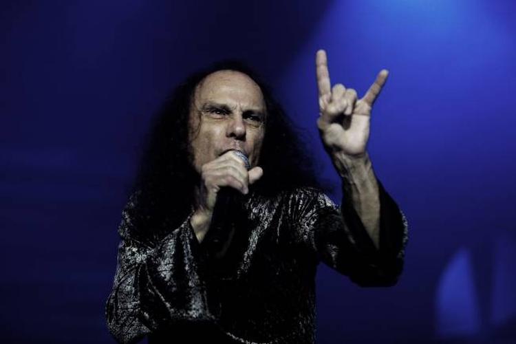 Black Sabbath alias Heaven &amp; Hell overrasker ikke på det nye album 'The Devil You Know'. Her ses den nu 67-årige forsanger Ronnie James Dio til en koncert i KB Hallen. 