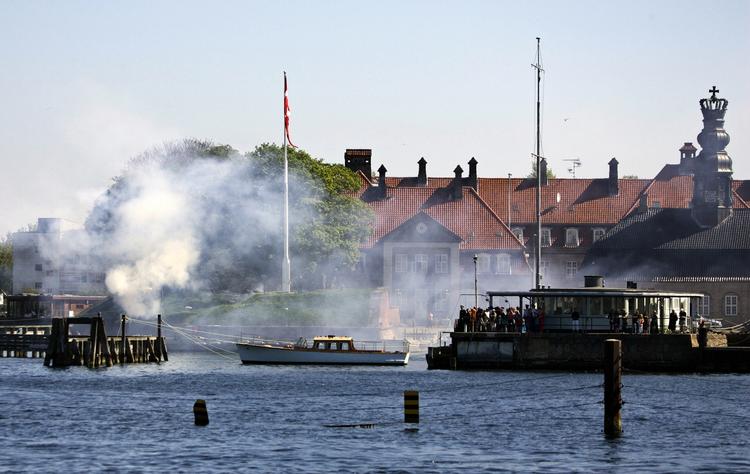 Batteriet Sixtus var også i gang i fredags, hvor dronningen hejste kommando på flaget. Arkivfoto. 