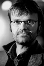 »Det kan godt være, at du bliver klogere på dig selv og verden ved at skrive en bog, men du oplever ikke det frie fald af personlighed, som man gør på en scene«, siger forfatteren Jens Blendstrup. »Det er det rene livsadrenalin«. Foto: Jacob Ehrbahn 