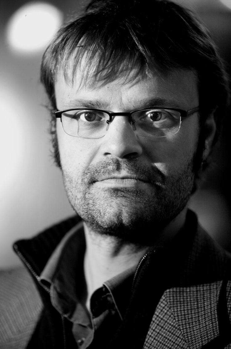 »Det kan godt være, at du bliver klogere på dig selv og verden ved at skrive en bog, men du oplever ikke det frie fald af personlighed, som man gør på en scene«, siger forfatteren Jens Blendstrup. »Det er det rene livsadrenalin«. Foto: Jacob Ehrbahn 