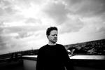 Anders Madsen lokker de unge i teateret med sit skuespil og stand-up. 