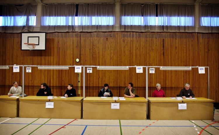 Staten er i sin gode ret til at kommandere dig ned på et valgsted, hvor du skal uddele stemmesedler og tælle op. 