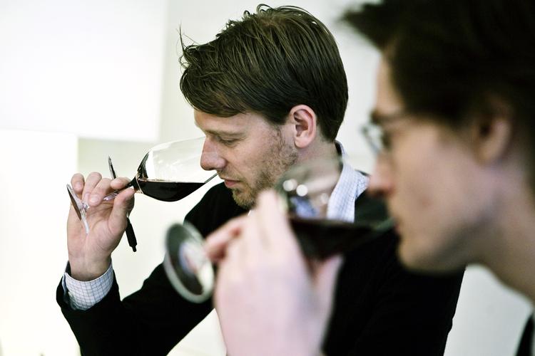 Det ligner en almindelig vinsmagning, men alkoholen er taget ud af den drik, der er i dommernes glas. De er ikke begejstrede. 