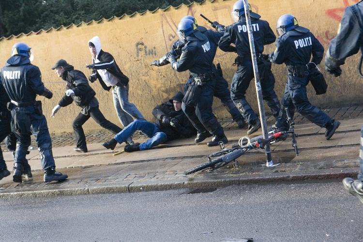 Anholdelse på Nørrebrogade i forbindelse med rydningen af Ungdomshuset på Nørrebro i København 1. marts 2007. 