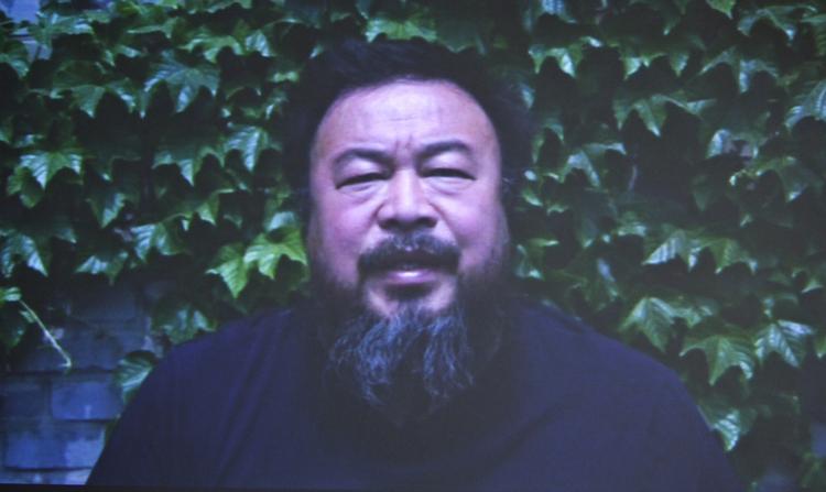 Ai Weiwei laver et kunstværk, der skal erstatte Den Lille Havfrue imens hun er i udlandet. Her takker han danskerne i en videohilsen. 
