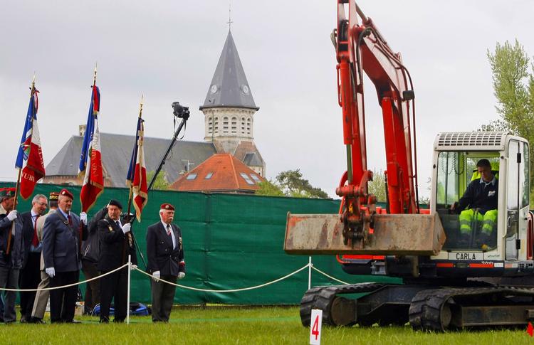 Ved en ceremoni i dag i Fromelles kigger franske krigsveteraner på en gravko. Forskere skal i gang med at undersøge soldaters massegrave. 