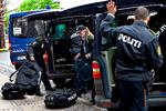 Hvor er i? Ifølge en ny undersøgelse er det kun hver fjerde borger, som har set en betjent på patrulje inden for den seneste uge. På billedet er betjente fra Københavns Politi ved at pakke ud og gøre klar til næste hold. Foto: Jacob Ehrbahn 