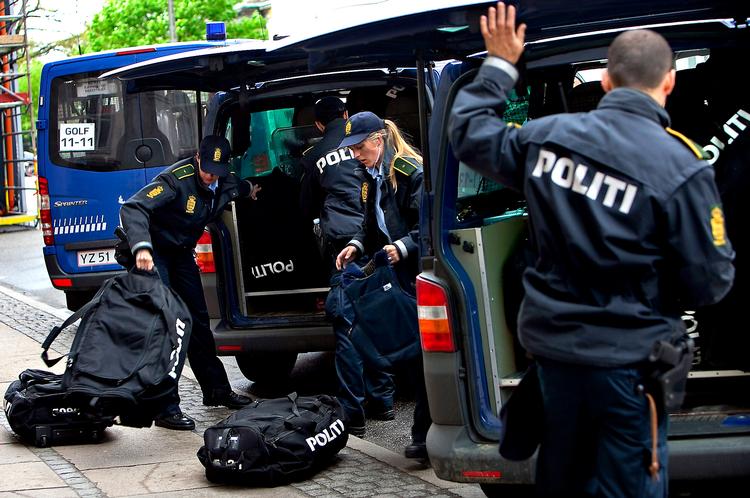 Hvor er i? Ifølge en ny undersøgelse er det kun hver fjerde borger, som har set en betjent på patrulje inden for den seneste uge. På billedet er betjente fra Københavns Politi ved at pakke ud og gøre klar til næste hold. Foto: Jacob Ehrbahn 