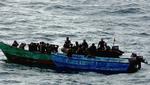 Somalias pirater havde travlt i april, da vejret var gunstigt for dem. I nat slog de til igen. Arkivfoto af fangne pirater. 