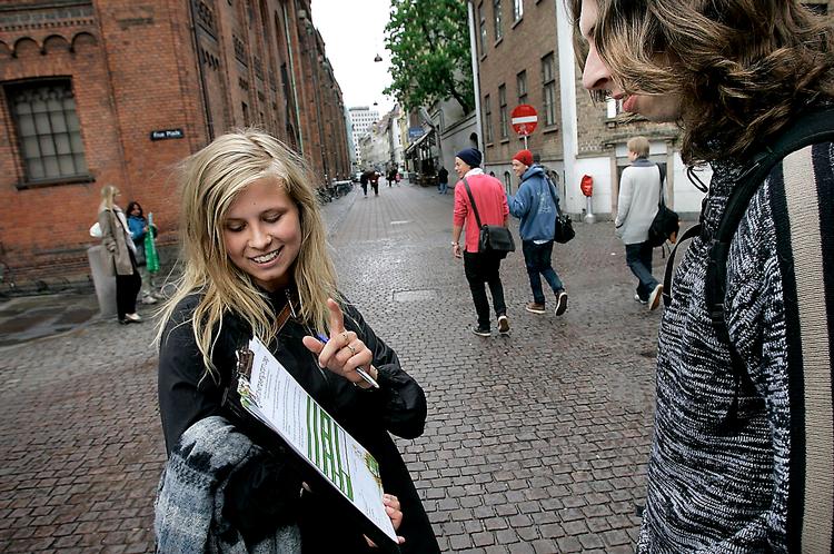 Gadesælger Naja Carlstadt forsøger at overbevise en potentiel kunde om, at han skal skifte elselskab til Natur Energi. 