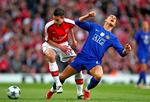 Manchester Uniteds Cristiano Ronaldo (th) og Arsenals Robin Van Persie forsøger at få fat i den lille runde kugle under semifinalen i London. Arkivfoto. 