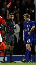 Den italienske dommer Roberto Rosetti giver Darren Fletcher det røde kort, efter United-spilleren har begået straffespark. 