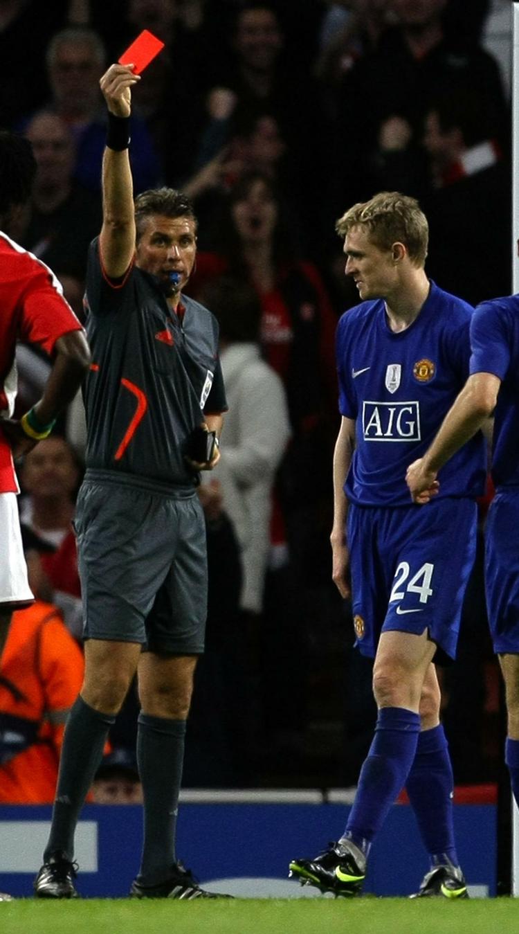 Den italienske dommer Roberto Rosetti giver Darren Fletcher det røde kort, efter United-spilleren har begået straffespark. 