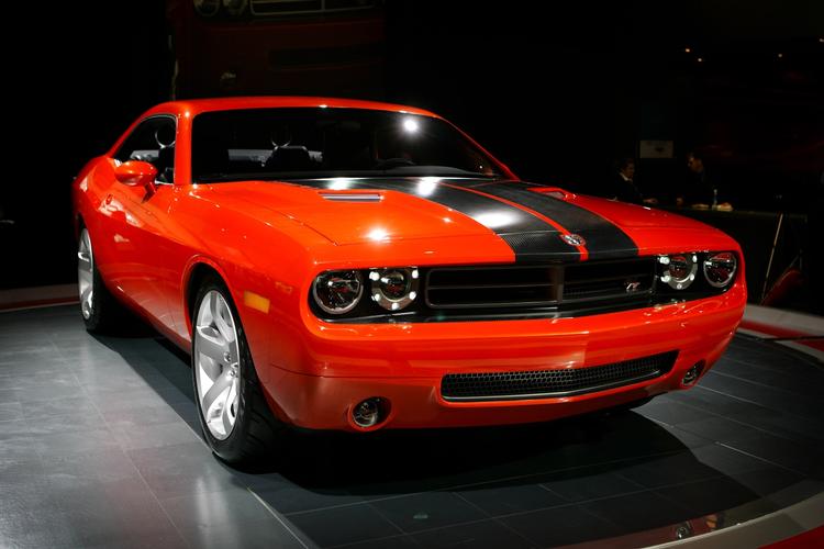 Dodge Challenger giver moderne teknik i retrostil. Det hitter i USA. 