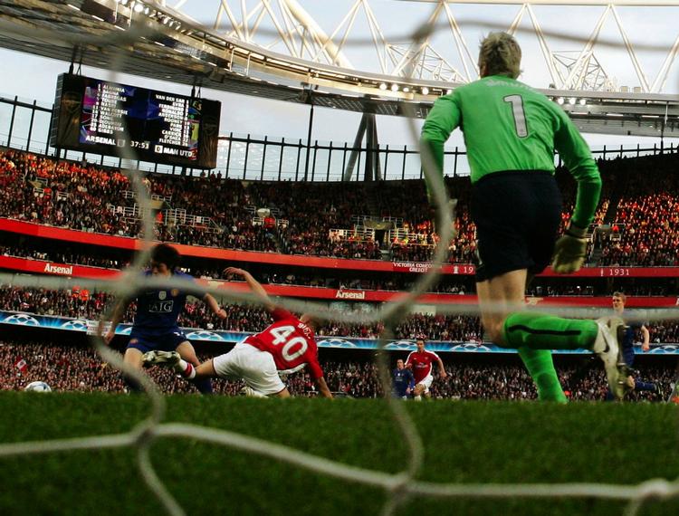 Manchester Uniteds hurtige mål af Ji-Sung Park (tv.) punkterede Arsenals finaledrøm. 