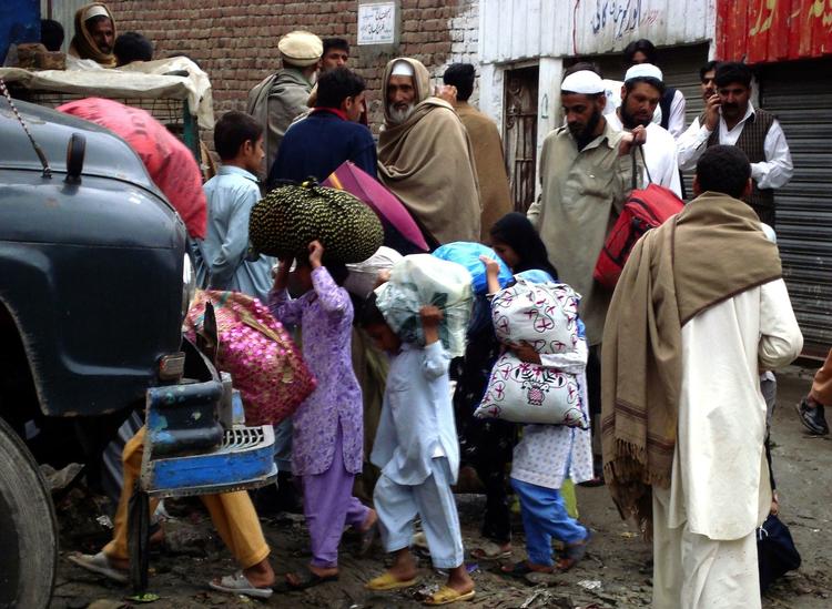 Indbyggere i Swat-dalens hovedby, Mingora, gør sig klar til at flygte fra området, hvor der er heftige kampe mellem regeringsstyrker og Taleban. 