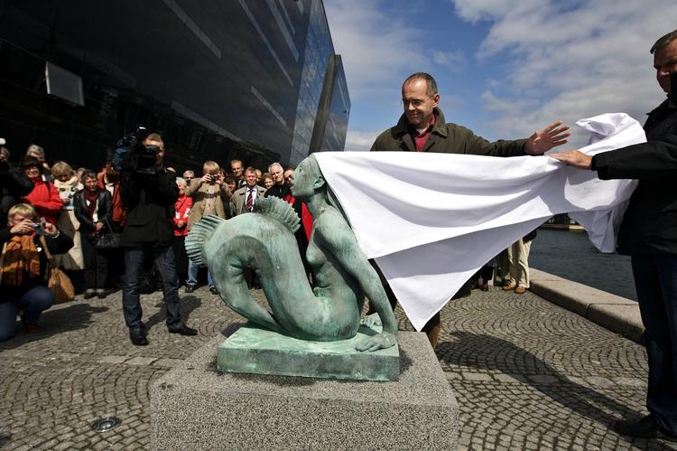 Anne Marie Carl-Nielsens knap så kendte havfrue blev i går placeret ved Den Sorte Diamant i København. 