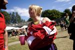 Sangerinden Signe Høirup (Jomi Massage) er en af de kunstnere, der allerede har overdraget effekter til det planlagte rockmuseum. Her giver hun sin Dannebrogsburka til museet på Roskilde Festival sidste år. Arkivfoto. 