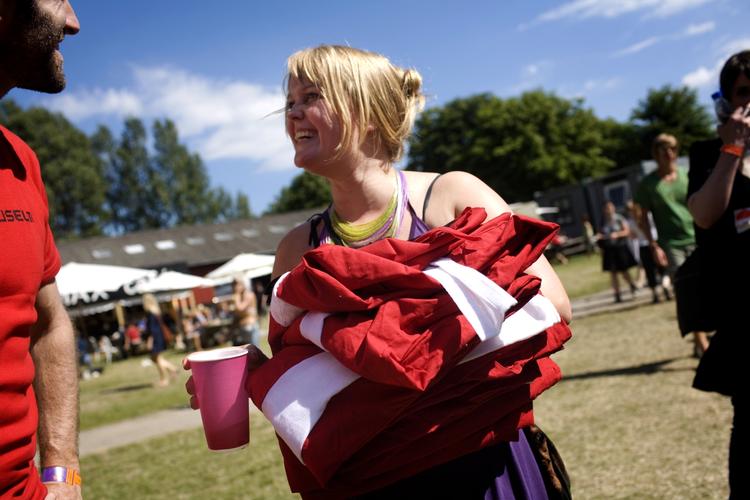 Sangerinden Signe Høirup (Jomi Massage) er en af de kunstnere, der allerede har overdraget effekter til det planlagte rockmuseum. Her giver hun sin Dannebrogsburka til museet på Roskilde Festival sidste år. Arkivfoto. 