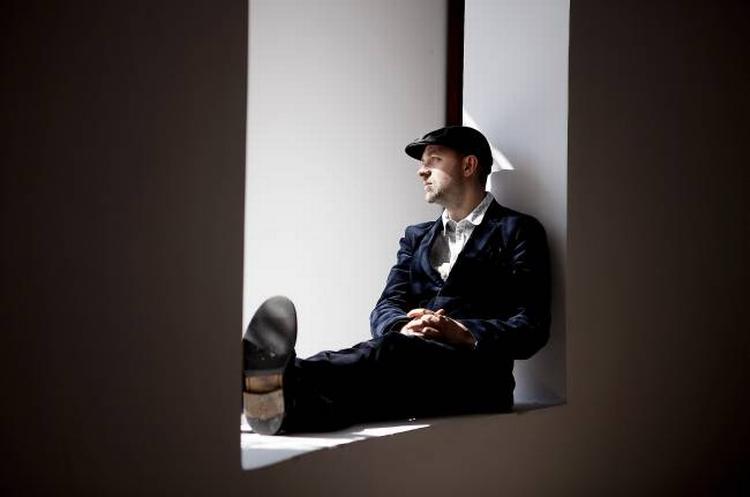 Det er dybest set de samme ting, Lukas Moodysson er optaget af i sin nye film, som han hele tiden har været. At  rollerne som udbyttede og udbyttere gør verden grim. Foto: Thomas Borberg 