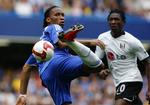 Chelseas Didier Drogba i kamp mod Fulhams Dickson Etuhu i opgøret 2. maj. Arkivfoto. 