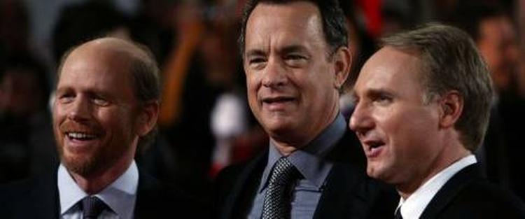 Filmatiseringen af 'Engle og Dæmoner' havde premiere i USA i mandags. Filmens instruktør Ron Howard står her ved siden af skuespiller Tom Hanks og forfatter Dan Brown til højre. 