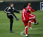 Marco van Basten leder en træningssession i Ajax Amsterdam. Nu skal hollænderen ud og søge nyt job. Arkivfoto. 