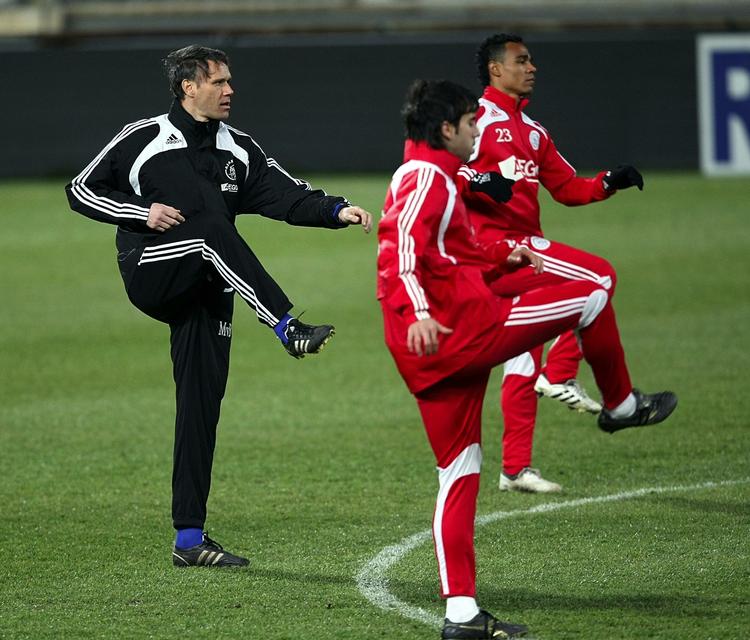 Marco van Basten leder en træningssession i Ajax Amsterdam. Nu skal hollænderen ud og søge nyt job. Arkivfoto. 