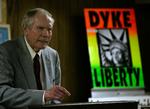 »Homoseksuelle og jøder dominerede Nazityskland«, lyder én af de udtalelser, der nu har fået Storbritannien til at bandlyse den amerikanske præst Fred Phelps sammen med hans datter og 14 andre hadefulde mennesker. 