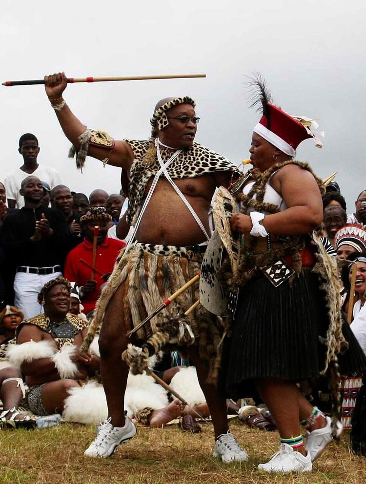 Præsident Jacob Zuma og en af hans to koner, 33-årige Nompumelelo Ntuli, danser traditionel zulu bryllupsdans. 