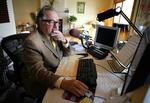 Radioværten Michael Savage er bandlyst fra Storbritannien for at fremsætte hadefulde udtalelser i et populært talkshow. Nu overvejer han at sagsøge den britiske regering. 