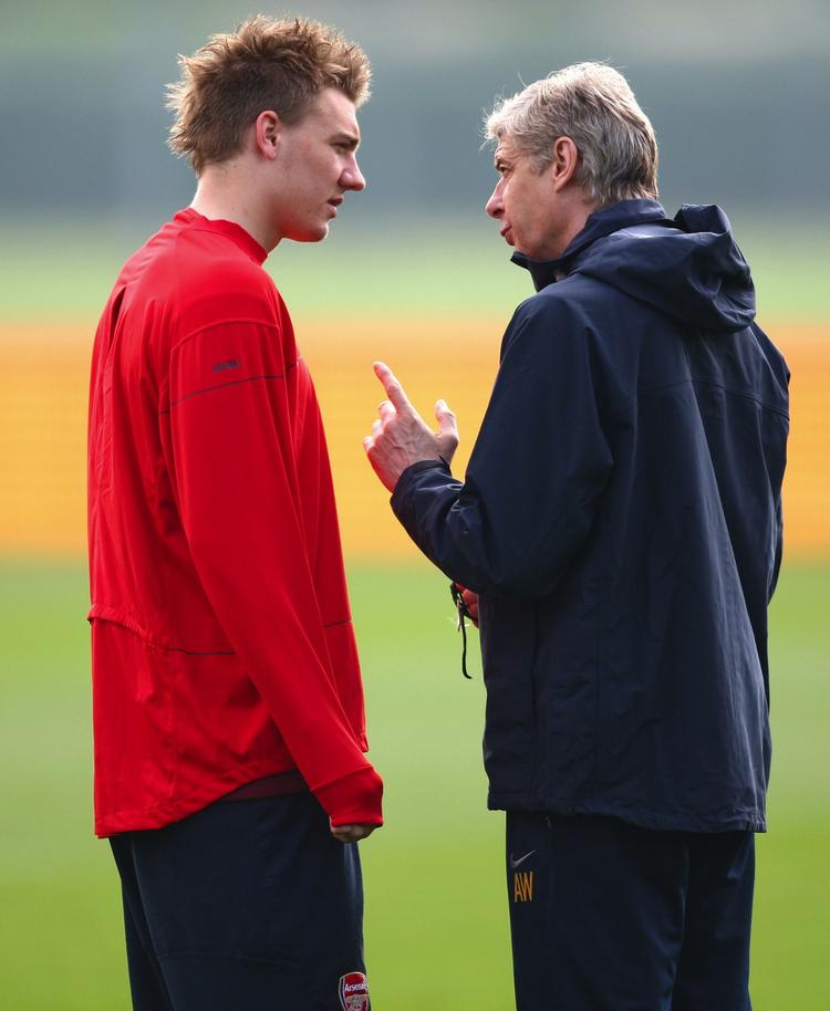 Træner Arsene Wenger (th) skal beslutte, om Nicklas Bendtner (tv) skal slippe fra sin våde nat i byen uden sanktioner. (Arkiv) 