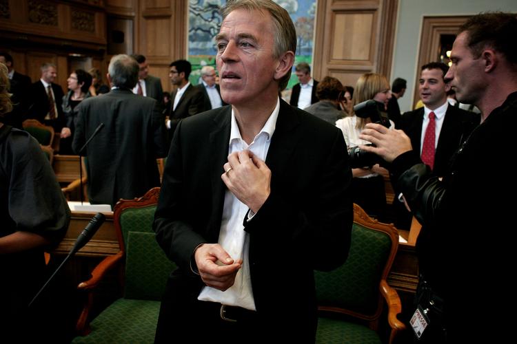 Villy Søvndal er klar til at trykke på den grønne knap i Folketingssalen, når regeringens bandepakke skal til afstemning. Arkivfoto. 